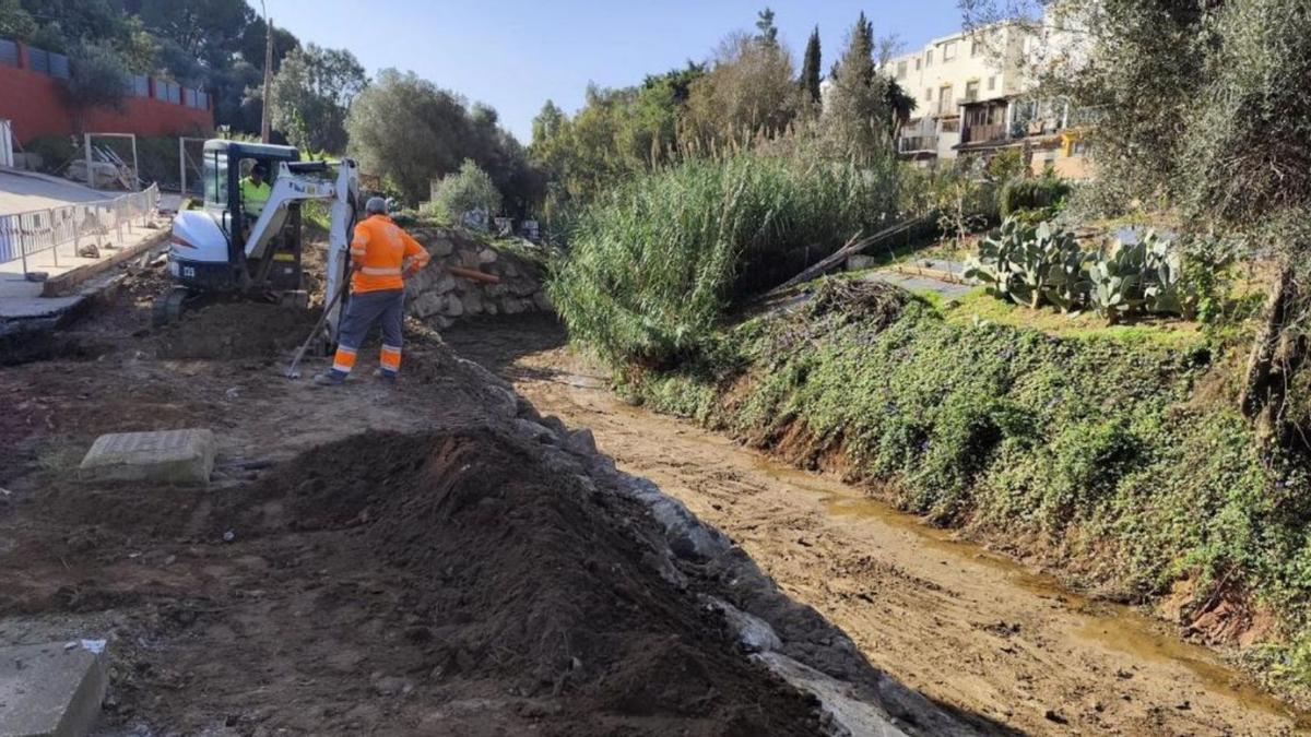 Operarios ejecutaban ayer mejoras en el cauce del arroyo de Calera para evitar las crecidas del agua.