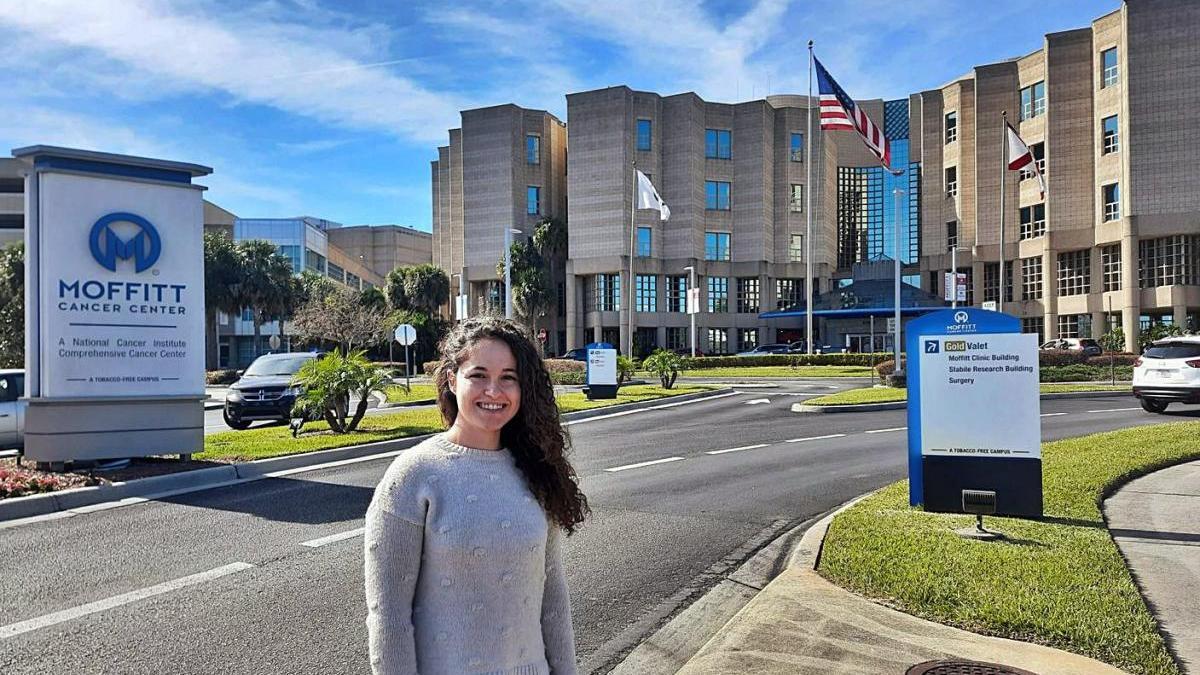 Elena Martínez en la puerta de la universidad donde realiza su doctorado