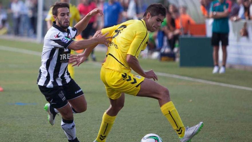 El oviedista David González intenta irse de Keko.