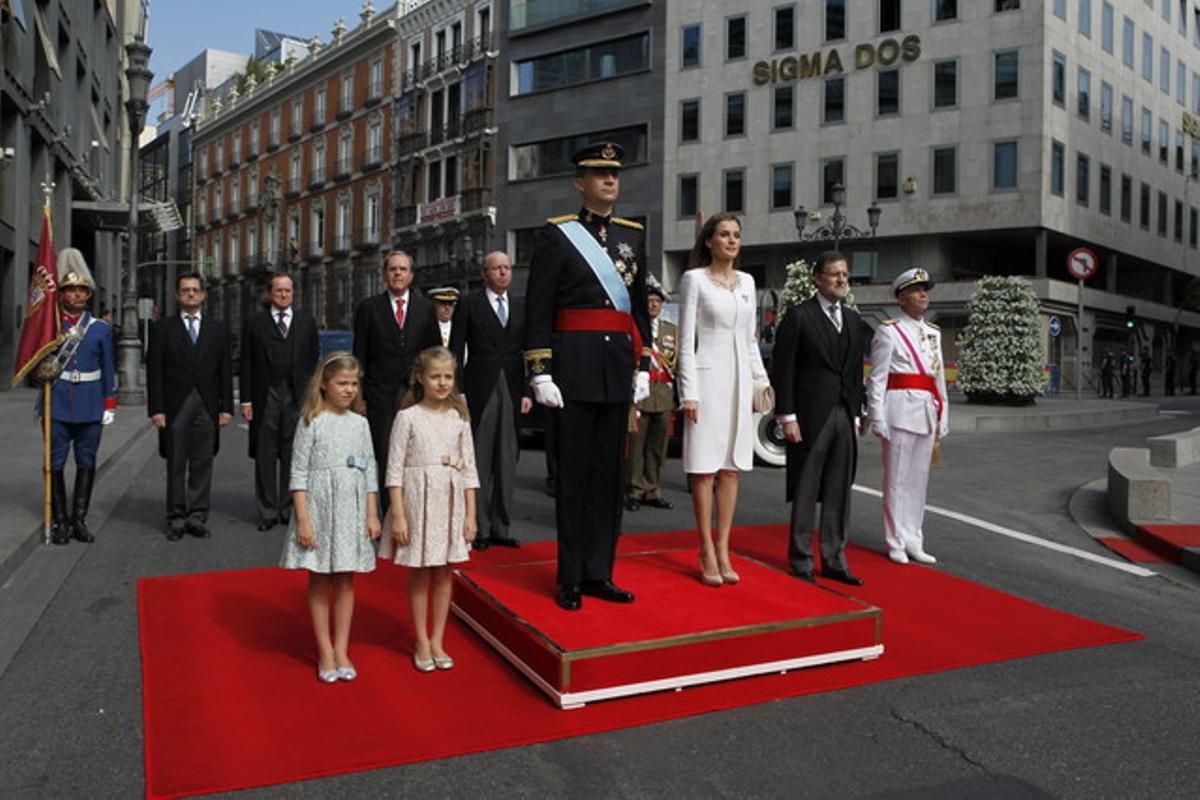 El rey Felipe VI, junto a Letizia, la Princesa de Asturias, la infanta Sofía, el presidente del Gobierno y el jefe de Estado Mayor de la Defensa.