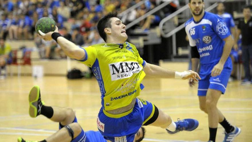 El argentino Gastón Mouriño lanza a portería en el partido de Copa jugado ayer.