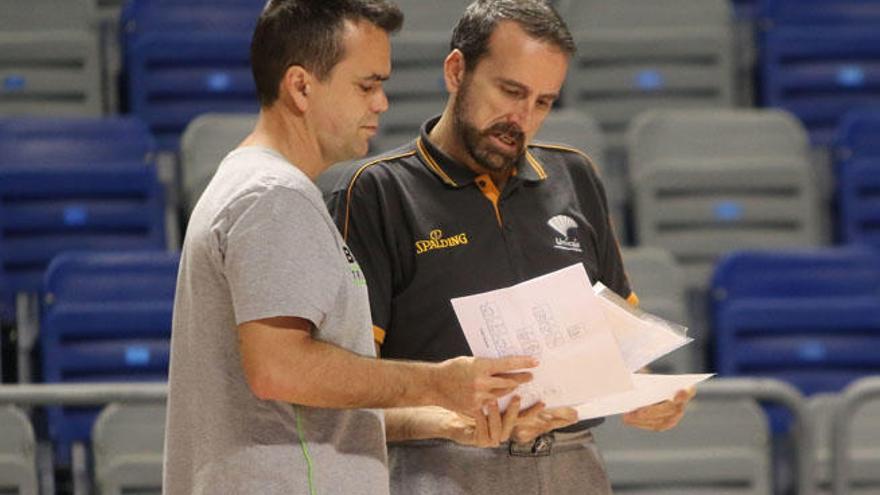 Joan Plaza, en un entrenamiento, con Ángel Sánchez Cañete, uno de sus ayudantes.