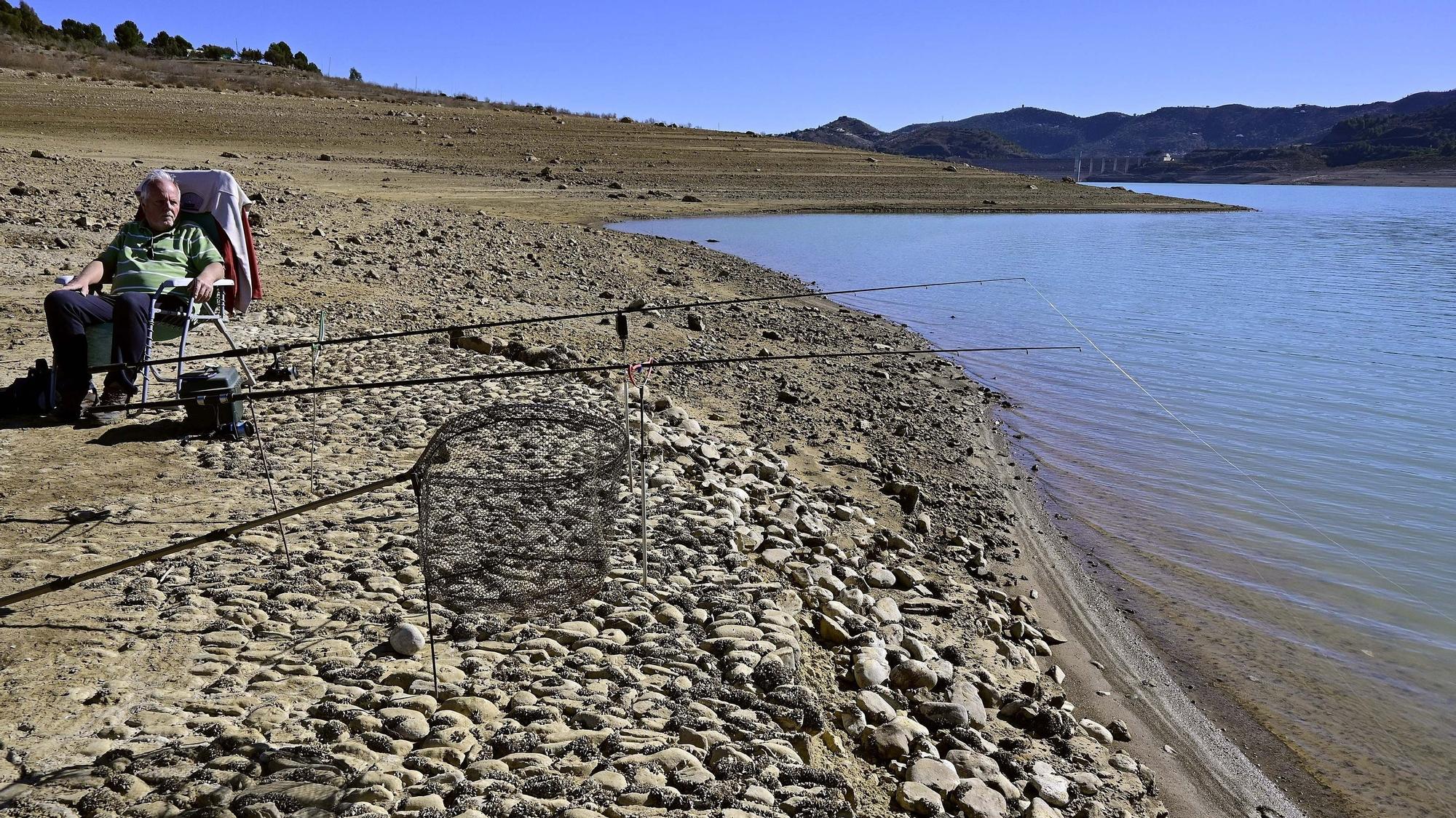 Embalse de la Viñuela en la provincia de Málaga GRAFAND5700. MÁLAGA, 02/02/2022.-Una persona pesca en el Embalse de la Viñuela en la provincia de Málaga que oficialmente se encuentra en situación de sequía grave al haber superado el umbral de 41,5 hectómetros cúbicos. La Junta de Andalucía destina 10,65 millones a obras de emergencia para garantizar el suministro en el área de influencia de la desaladora del Atabal, en Málaga, y del Valle del Almanzora, en la provincia de Almería. EFE / Jorge Zapata