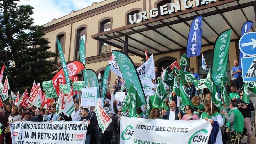 Decenas de personas concentrados en el Hospital Civil.