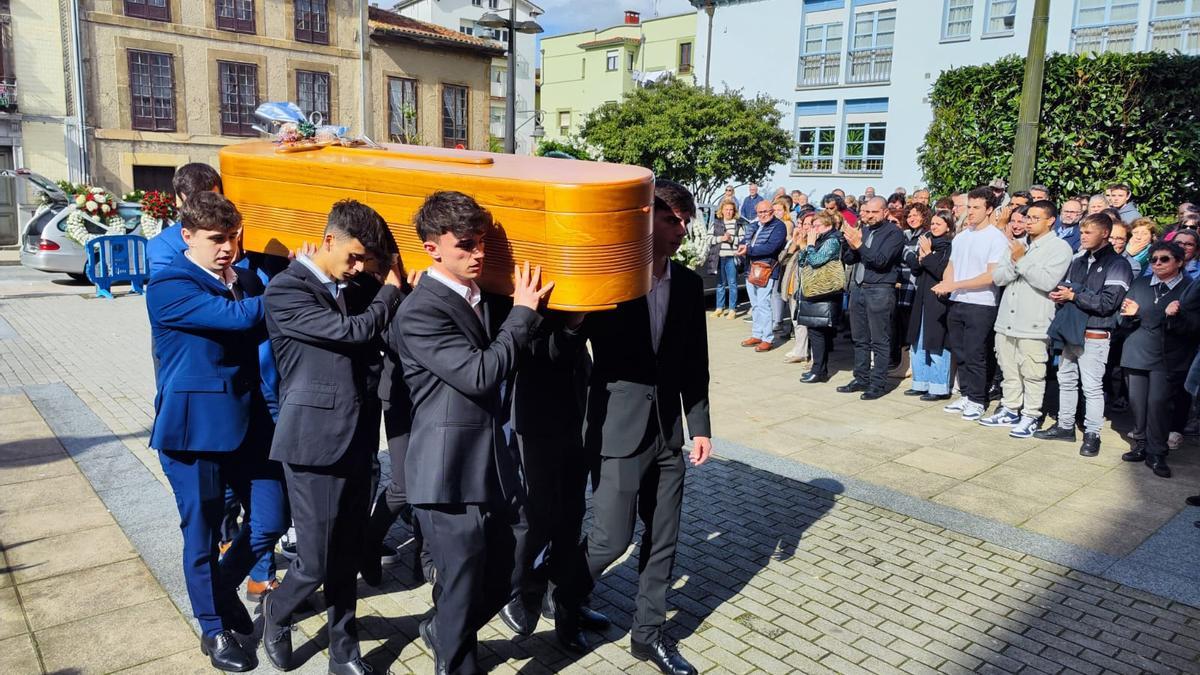 La llegada del féretro a la iglesia de la Pola, a hombros de sus amigos.