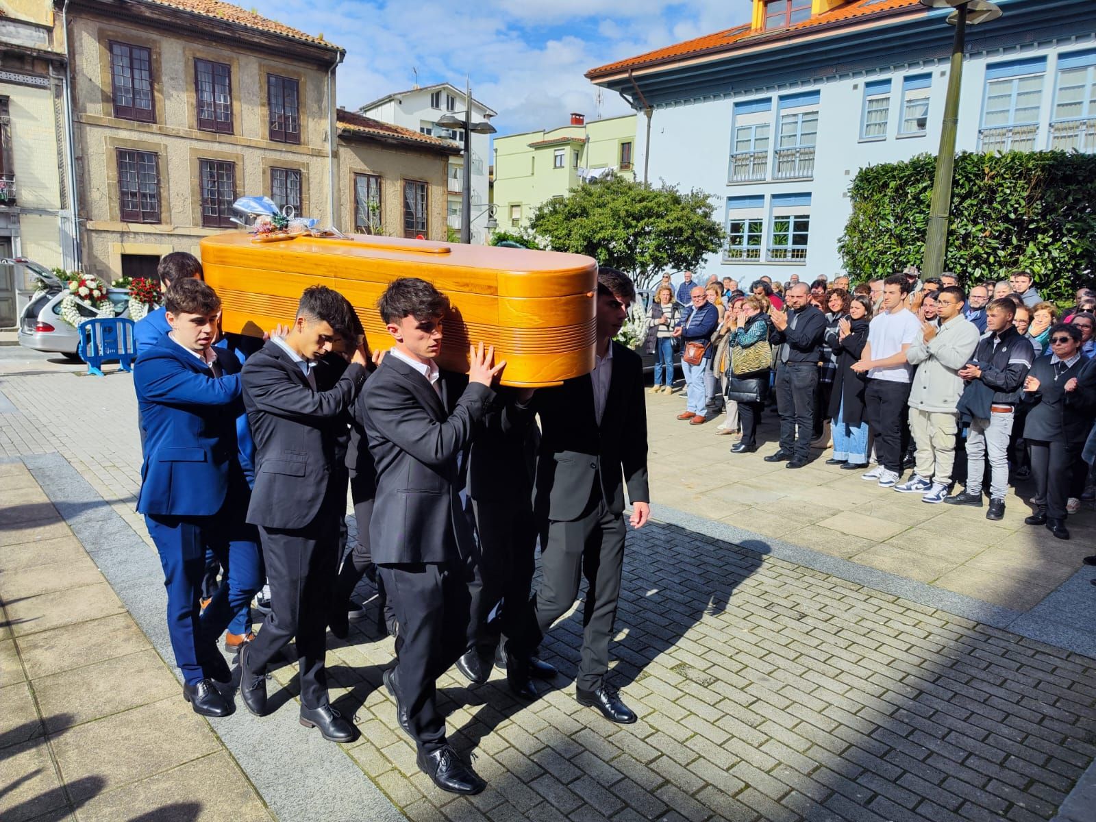 Sentido adiós a Daniel Diego Vigil en la Pola, con el féretro a hombros de sus amigos.