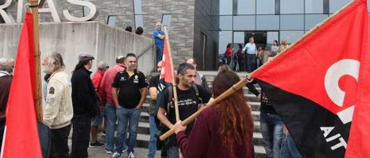 Concentración de sindicalistas de la CNT ante el Juzgado en octubre de 2017, antes del juicio entre el pastelero y la empleada.