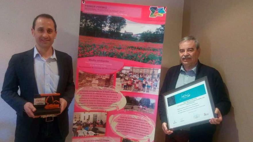 Representantes de Corrales del Vino reciben el premio Fuentes Claras, ayer en San Miguel del Arroyo.