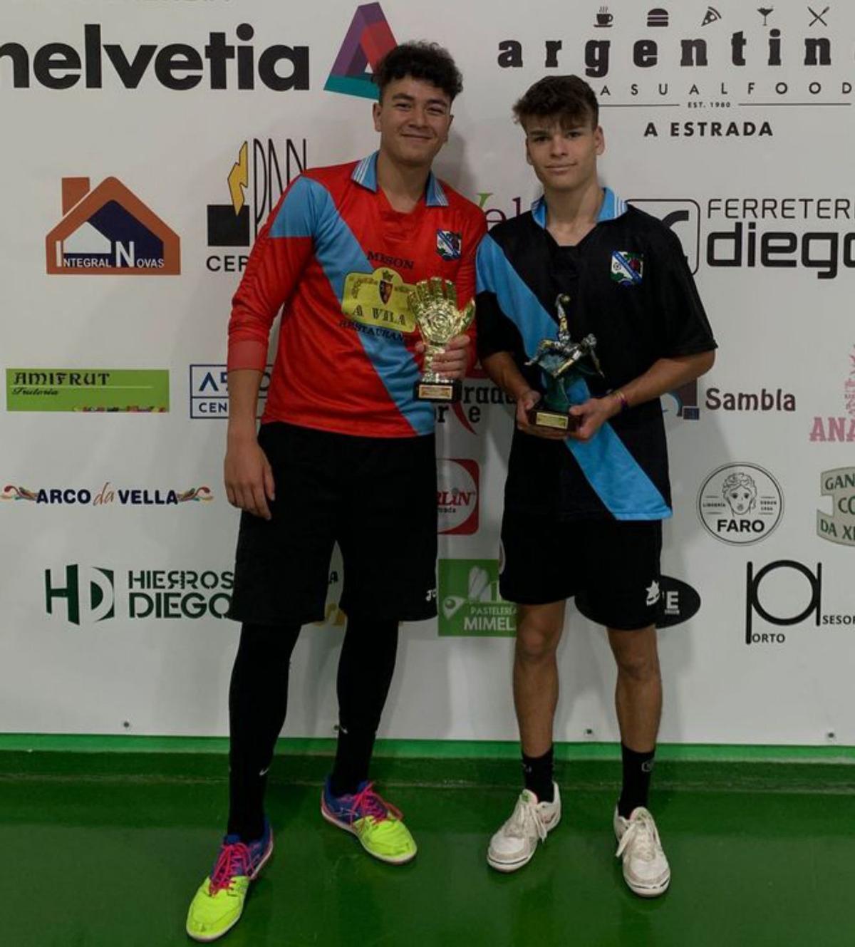 El alcalde hizo entrega del trofeo a los Xavales, tras ganar en la final a Inter de Campelo.