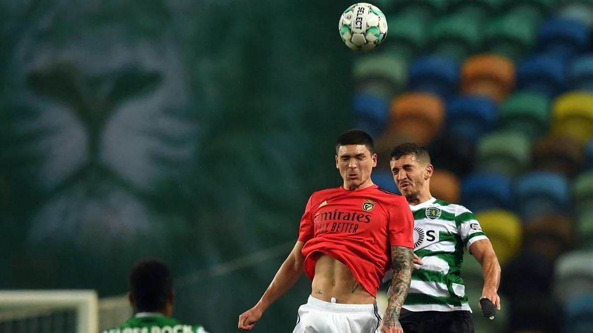 Darwin Nuñez disputa un balón aéreo