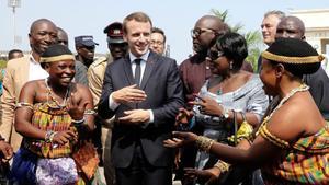 Emmanuel Macron es recibido a su llegada en Ghana con una ceremonia de bienvenida.