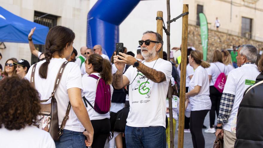 Galería | Cáceres se vuelca en la investigación contra el cáncer: más de 2.500 personas se visten de blanco