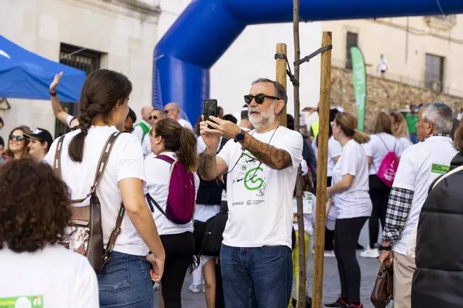 Galería | Cáceres se vuelca en la investigación contra el cáncer: más de 2.500 personas se visten de blanco