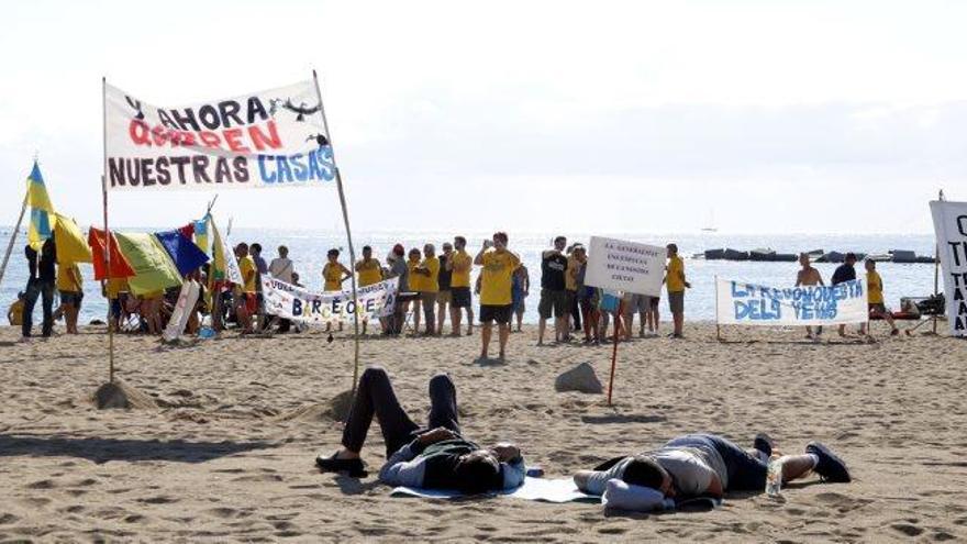 Dos nois dormen a la platja de la Barceloneta mentre veïns protesten contra la massificació turística