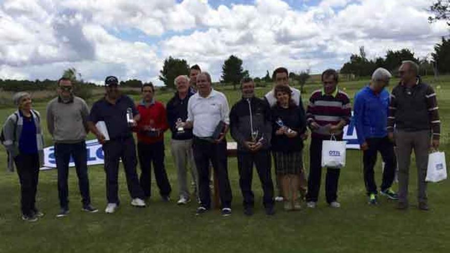 Foto de familia del Torneo Otis-Armeza sobre la verde hierba del campo de Villarrín.