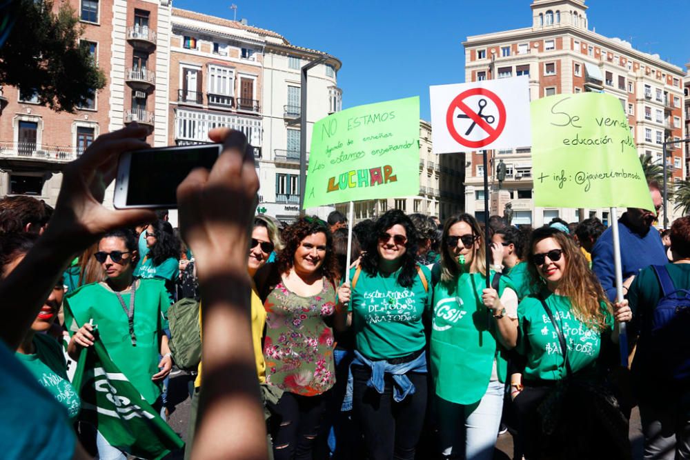 Al son de tambores, silbatos y una singular gaita, los congregantes han caminado juntos por las calles del centro de la ciudad por una causa común, la defensa de la educación