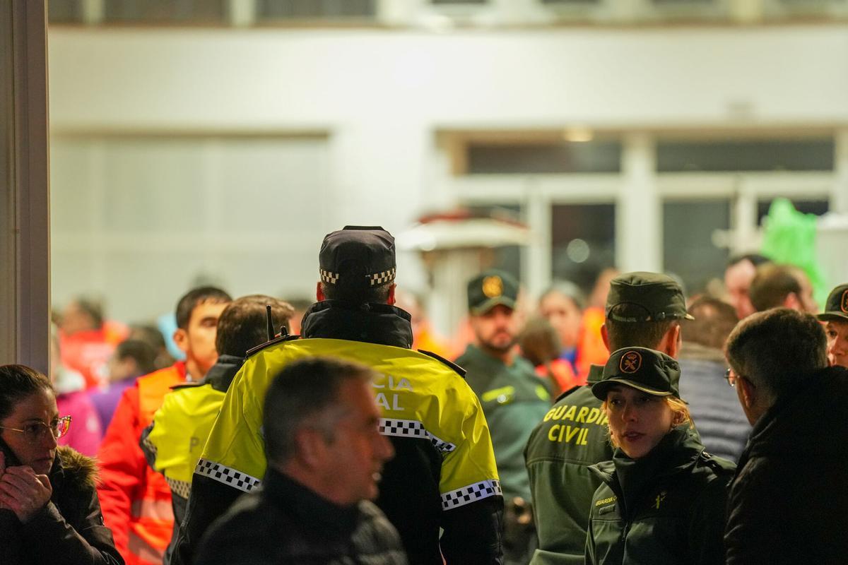 Coordinación de los equipos emergencias en el Polideportivo de Adamuz para socorrer a los heridos y fallecidos en el descarrilamiento de dos trenes de alta velocidad en el término municipal, a 19 de enero de 2026 en Adamuz (Córdoba, España). El descarrilamiento de trenes en el término municipal cordobés de Adamuz ha provocado más de 20 fallecidos y más de 70 heridos, según las cifras hasta las 23,30 horas de este domingo, con seis muy graves y cinco graves, en "una noche muy complicada", donde las cifras pueden "empeorar", según ha avanzado en la zona el consejero de Sanidad, Presidencia y Emergencias de la Junta de Andalucía, Antonio Sanz. 19 ENERO 2026 Francisco J. Olmo / Europa Press 18/01/2026. Antonio Sanz;Francisco J. Olmo;category_code_new;