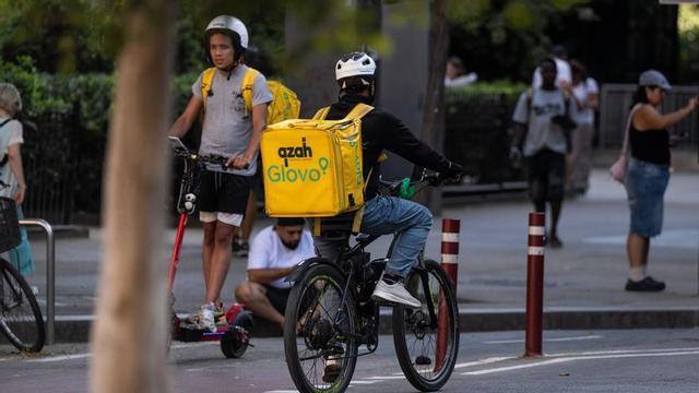 Riders de l’empresa Glovo a prop de la Sagrada Família.