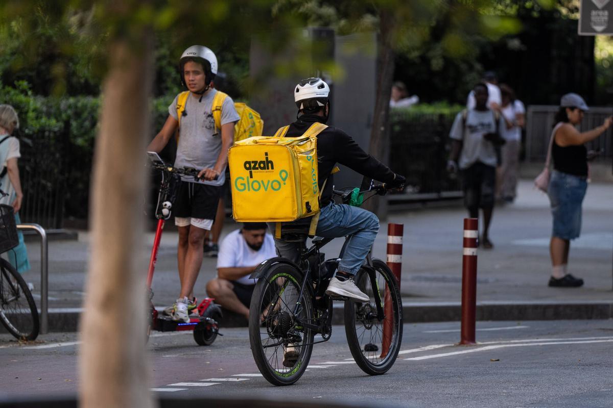 Riders de la empresa Glovo cerca de la Sagrada Familia.