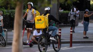 Els repartidors de Glovo per als supermercats de Barcelona trien representants  sindicals