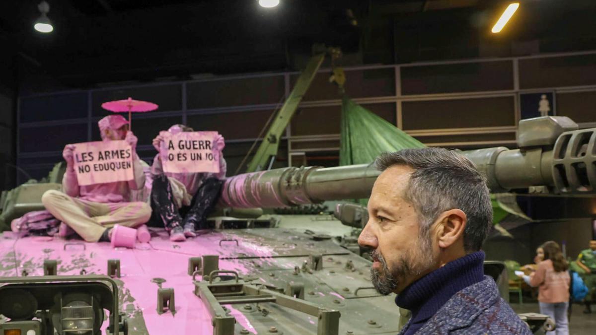 Unos pacifistas rocían pintura rosa sobre una tanqueta en Expojove: &quot;Las armas no educan&quot;.