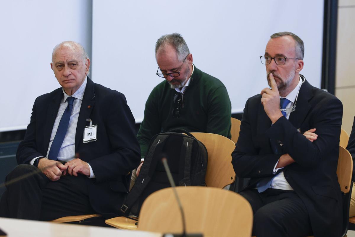 El exministro del Interior con el PP Jorge Fernández Díaz (i) y su número dos, Francisco Martínez (s), ex secretario de Estado de Seguridad, sentados en el banquillo de la Audiencia Nacional.