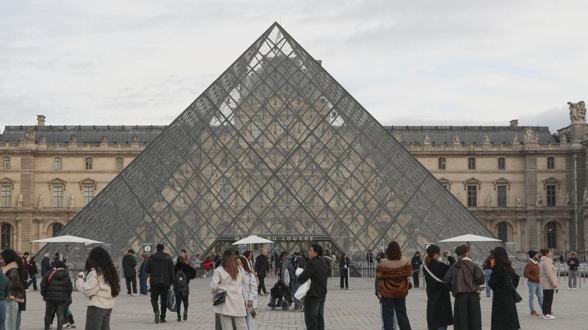 El Louvre desmantela red de fraude masivo con detenciones de empleados y guías turísticos