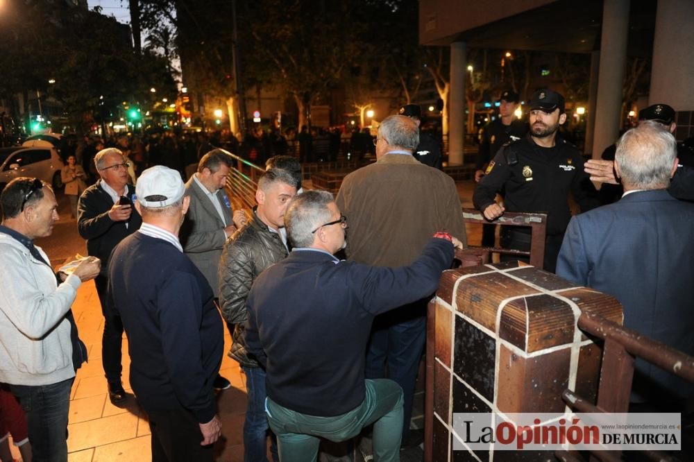 La noche de protesta de los agricultores se pasa con migas