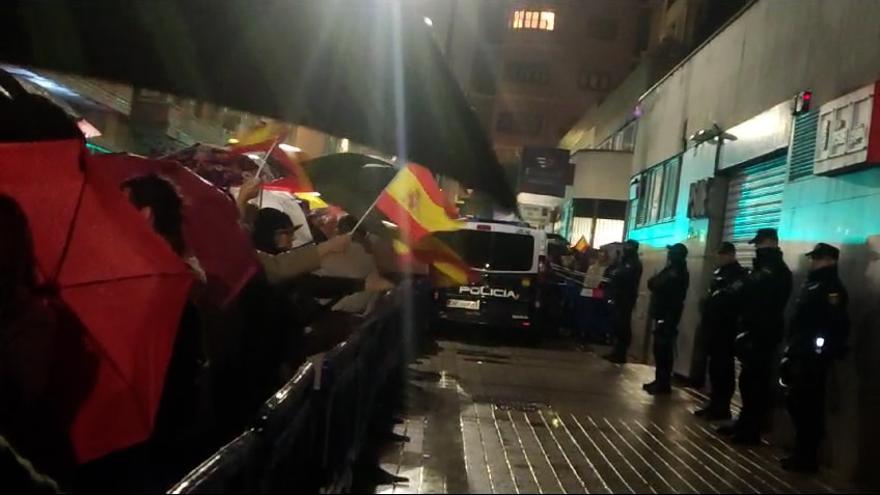 Cientos de personas se manifiestan contra la amnistía ante la sede del PSOE de Gijón: &quot;Puigdemont es español&quot;