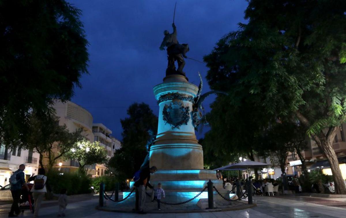 La estatua teñida de azul en 2015 por el aniversario de la ONU. | VICENT MARÍ