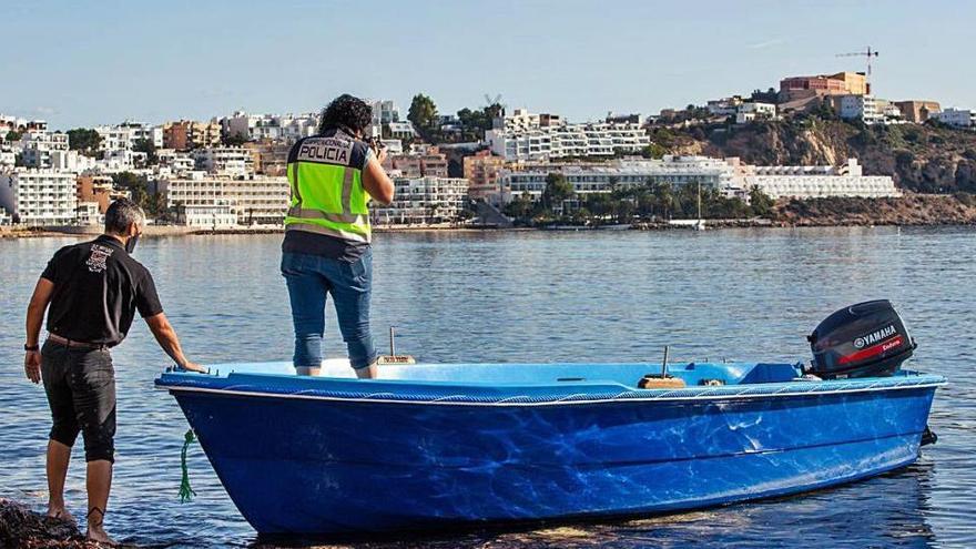 La Policía Nacional revisa una patera llegada la semana pasada a ses Figueretes.