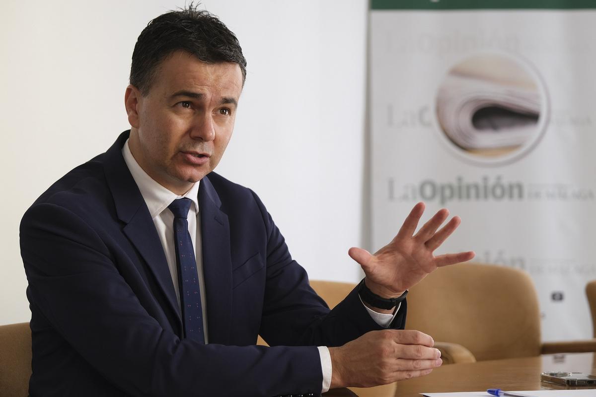 Héctor Gómez, ministro en funciones de Industria, Comercio y Turismo, durante su entrevista con La Opinión de Málaga.