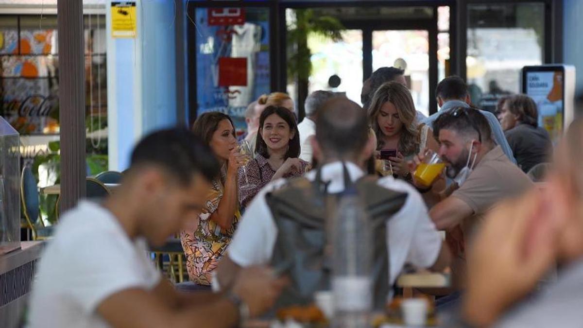 Grupo de personas en el Mercado Victoria de Córdoba.