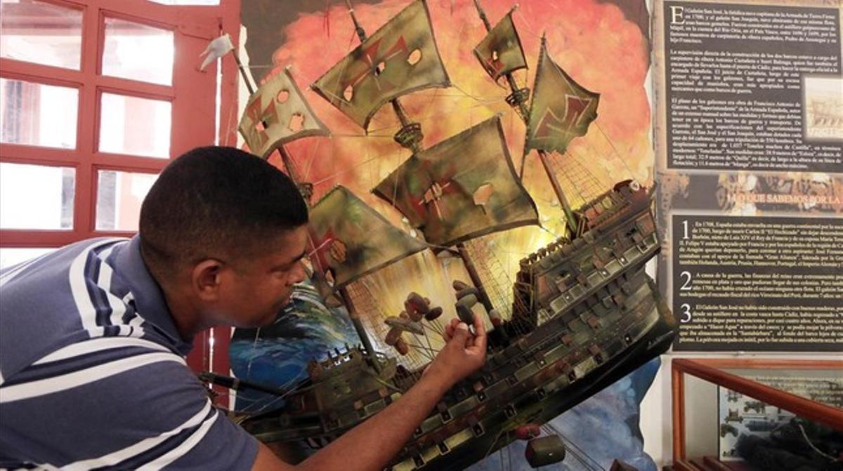 Un turista observa una recreación del galeón ’San José’, en Colombia. Un turista observa una recreación del galeón ’San José’, en Colombia.