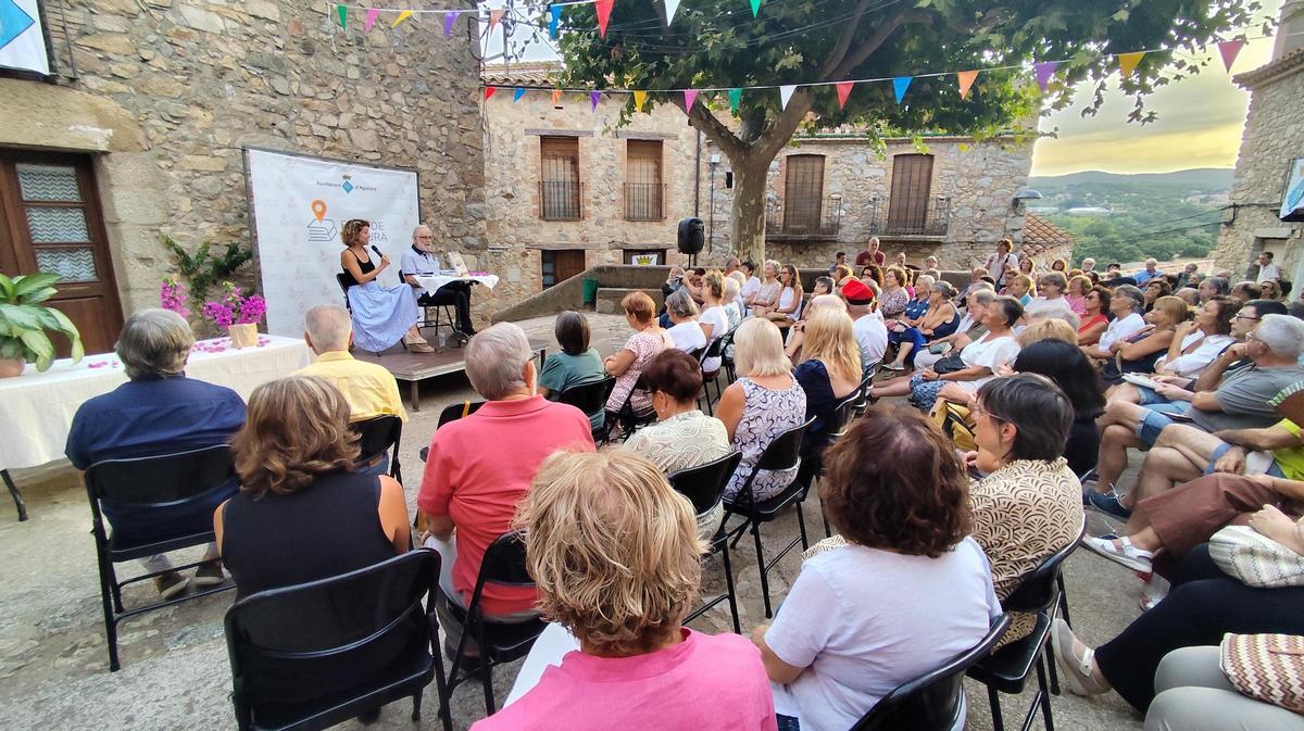 Agnès Marquès i Enric Tubert presentant la novel·la en una plaça de l'Estrada plena a vessar com mai.