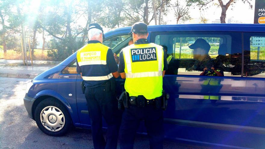 Die Beamten bestraften drei illegale Taxi-Fahrer.