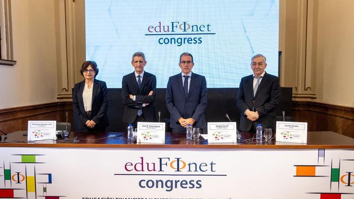 La directora de Educación Financiera de Unicaja, María Eugenia Martínez-Oña; el director del Proyecto Edufinet, José M. Domínguez; el director general de la Fundación Unicaja, Sergio Corral, y el director general de Funcas, Carlos Ocaña.