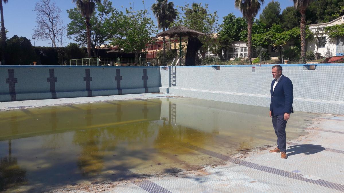 El concejal popular Juan Miguel Bayonas en el interior de uno de los vasos de las piscinas municipales del complejo deportivo de Torrecilla.