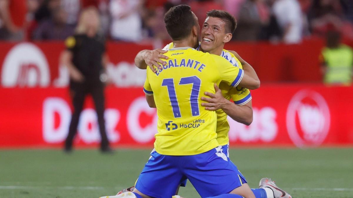 El Cádiz, celebrando la victoria en el Sánchez Pizjuán