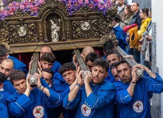 La Hermandad Agustina de Nuestro Padre Jesús Despojado desafía la lluvia de este Lunes Santo en Alicante