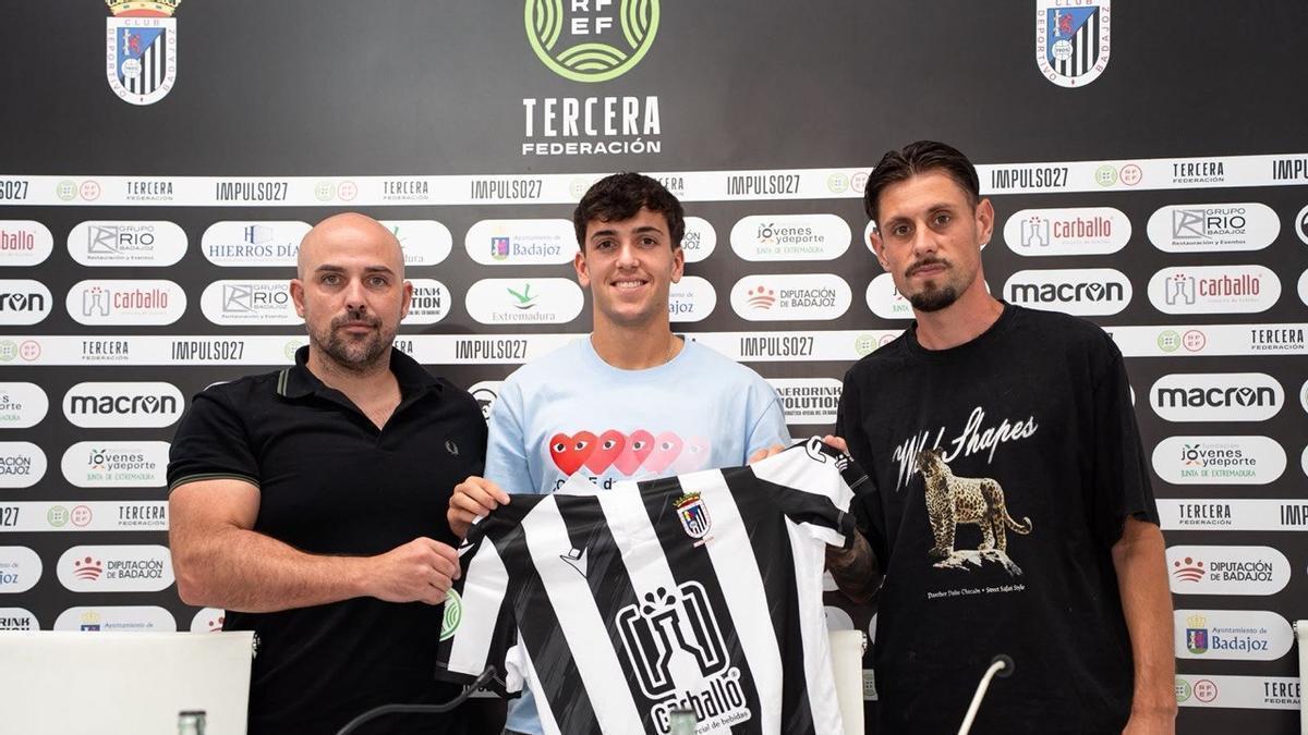 Franc Mateu y Carlos Beitia junto a Luis Oliver Sierra en su presentación.