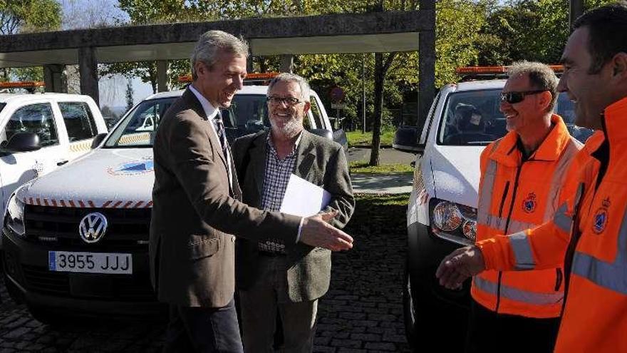 Rueda saluda al alcalde y miembros de Protección Civil de Cangas. //