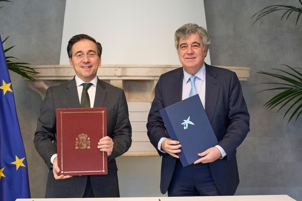 El ministro de Exteriores, José Manuel Albares, y Josep Maria Coronas, director general de la Fundación la Caixa.