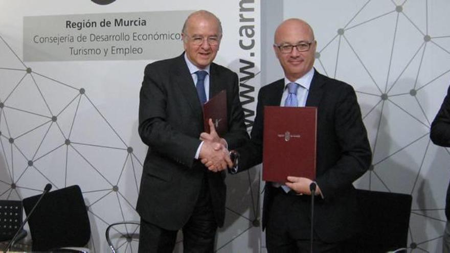 Juan Antonio Campillo, Carlos Egea Krauel, Juan Hernández Albarracín y Javier Celdrán, tras la firma del convenio.