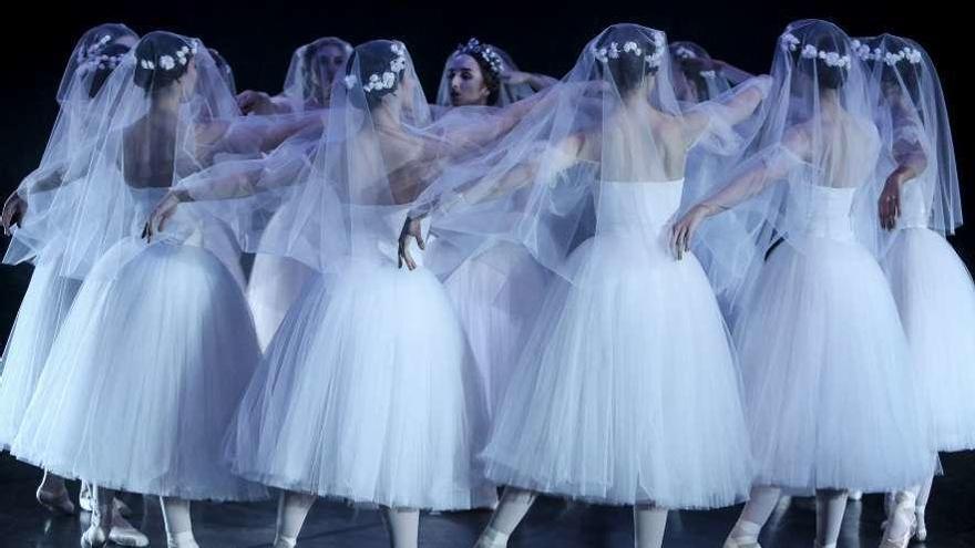 Bailarinas de la compañía &quot;Larreal&quot;, ayer, en el teatro Palacio Valdés.