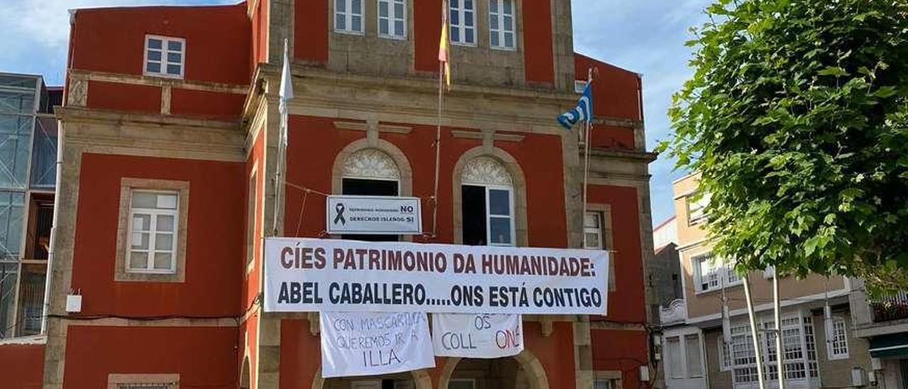 En tiempos de &quot;guerra&quot; hay que elegir a los aliados. Los vecinos de las Islas Ons no se cortan en absoluto.  Saben que el alcalde de Vigo, Abel Caballero, estuvo de su parte, y ahora lo invoca desde el balcón del consistorio de Bueu donde están encerrados y huele a nacionalismo.  Si consiguen que Abel Caballero los visite la Xunta tendrá un problema mayor. Santos Álvarez