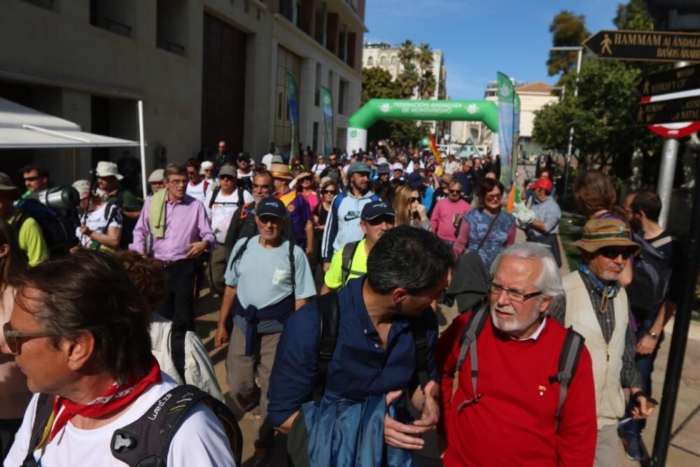 La primera de las once etapas de la ruta senderista organizada con motivo del 80 aniversario de la masacre de la carretera de Almería parte de Málaga con destino a Rincón de la Victoria