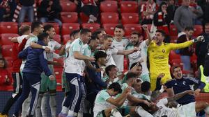 Los jugadores de Osasuna celebran su clasificación para la final de Copa en San Mamés.