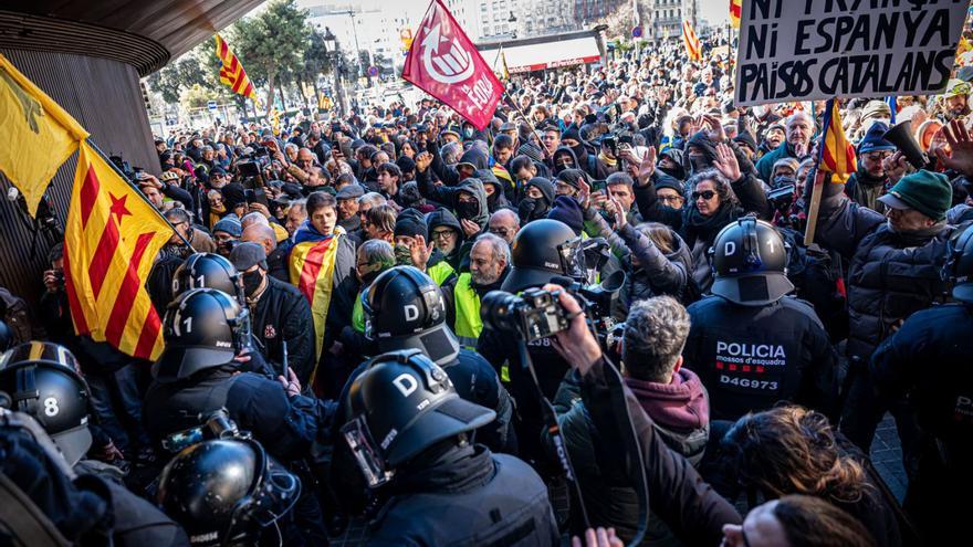 Tensió entre manifestants i Mossos d’Esquadra davant d’El Corte Inglés. | MANU MITRU