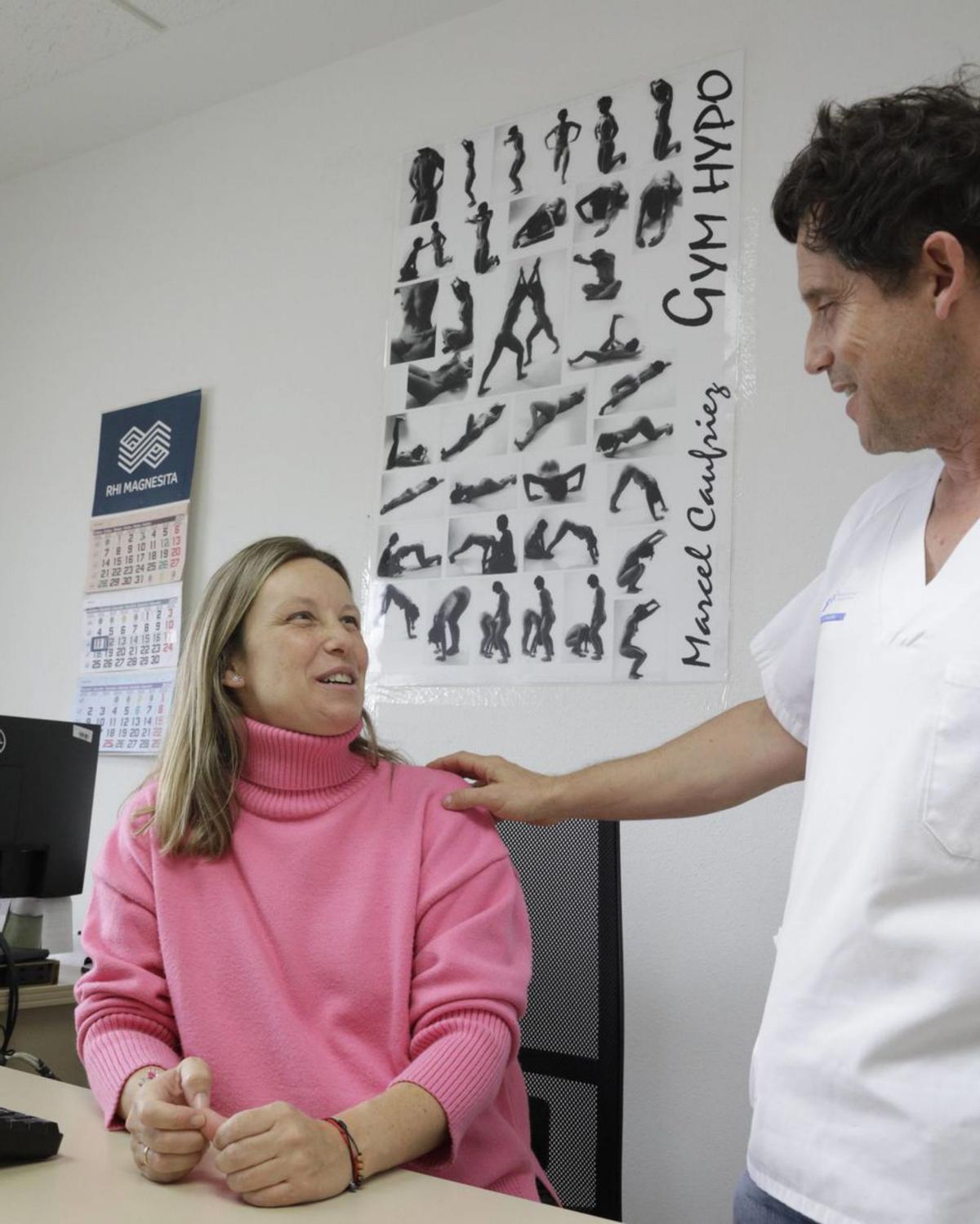 Cristina Álvarez, con Jaime Gutiérrez, en la consulta de la Unidad de Rehabilitación del Suelo Pélvico del Hospital de Cabueñes. | | JUAN PLAZA